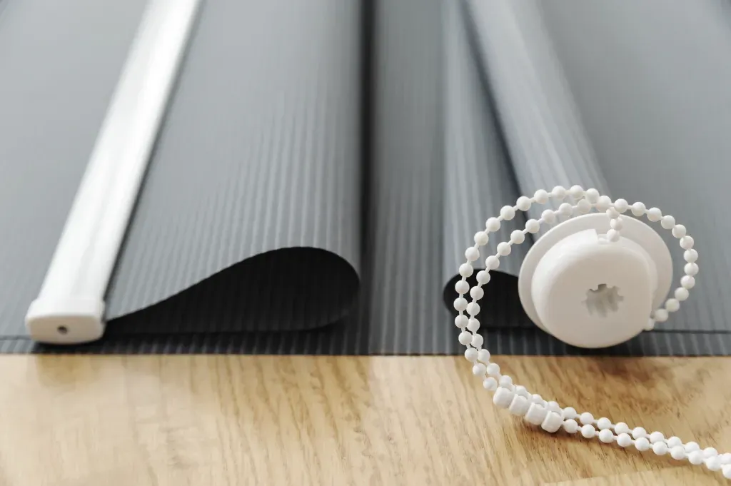 Zimowe miesiące a rolety 