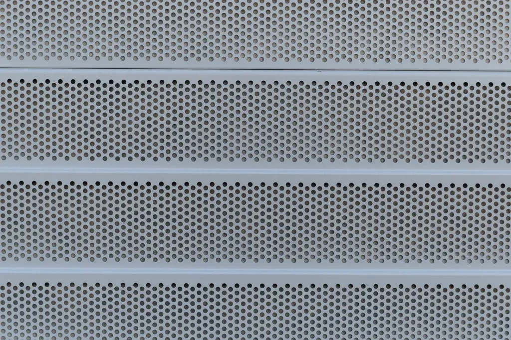 Właściwości i zastosowanie podestów antypoślizgowych z blachy